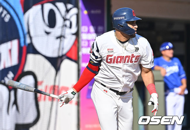 [OSEN=부산, 이석우 기자] 20일 부산 사직야구장에서 2026 신한 SOL KBO 리그 롯데 자이언츠와 삼성 라이온즈의 경기가 열렸다. 홈팀 롯데는 김태균이, 방문팀 삼성은 원태인이 선발 출전했다.롯데 자이언츠 레이예스가 4회말 1사 만루 좌중간 2타점 안타를 치고 있다. 2026.09.20 / foto0307@osen.co.kr