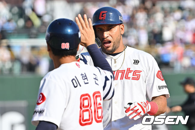 [OSEN=부산, 이석우 기자] 20일 부산 사직야구장에서 2026 신한 SOL KBO 리그 롯데 자이언츠와 삼성 라이온즈의 경기가 열렸다. 홈팀 롯데는 김태균이, 방문팀 삼성은 원태인이 선발 출전했다.롯데 자이언츠 레이예스가 4회말 1사 만루 좌중간 2타점 안타를 치고 하이파이브를 하고 있다. 2026.09.20 / foto0307@osen.co.kr