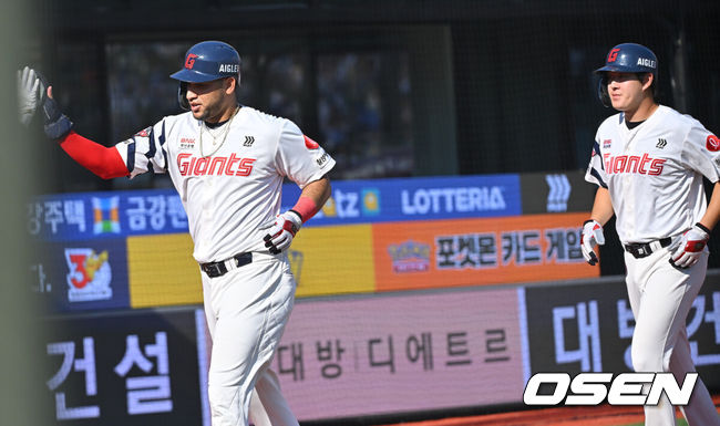 [OSEN=부산, 이석우 기자] 20일 부산 사직야구장에서 2026 신한 SOL KBO 리그 롯데 자이언츠와 삼성 라이온즈의 경기가 열렸다. 홈팀 롯데는 김태균이, 방문팀 삼성은 원태인이 선발 출전했다.롯데 자이언츠 레이예스와 나승엽이 4회말 1사 만루 고승민의 좌중간 2타점 2루때 득점을 올리고 하이파이브를 하고 있다. 2026.09.20 / foto0307@osen.co.kr