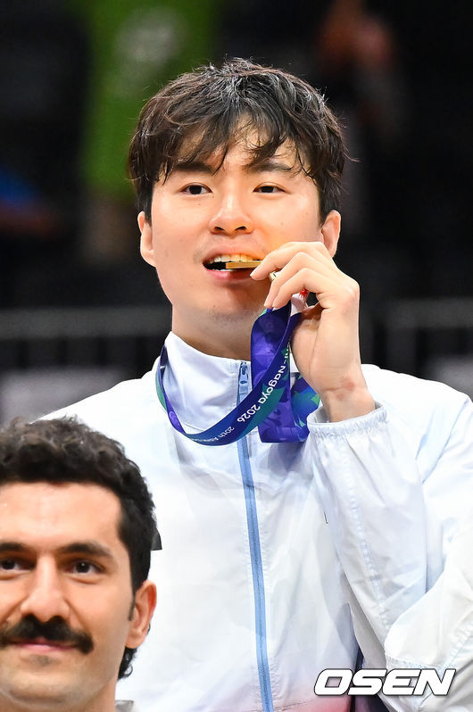 [OSEN=나고야(일본), 박준형 기자] 대한민국 남자농구대표팀이 개최국 일본을 꺾고 12년 만에 아시아 정상으로 돌아왔다. 아시안게임 남자농구 역사상 처음 열린 결승 한일전의 승자는 한국이었다.니콜라스 마줄스 감독이 이끄는 한국은 20일 일본 나고야 IG 아레나에서 열린 2026 아이치·나고야 아시안게임 남자농구 결승에서 일본을 65-57로 제압했다.이현중이 금메달을 깨물고 있다.     2026.09.20 / soul1014@osen.co.kr