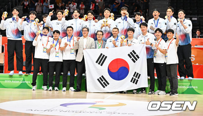 [OSEN=나고야(일본), 박준형 기자] 대한민국 남자농구대표팀이 개최국 일본을 꺾고 12년 만에 아시아 정상으로 돌아왔다. 아시안게임 남자농구 역사상 처음 열린 결승 한일전의 승자는 한국이었다.니콜라스 마줄스 감독이 이끄는 한국은 20일 일본 나고야 IG 아레나에서 열린 2026 아이치·나고야 아시안게임 남자농구 결승에서 일본을 65-57로 제압했다.문정현과 이정현,  여준석, 유기상, 이우석, 문유현이 포즈를 취하고 있다.     2026.09.20 / soul1014@osen.co.kr