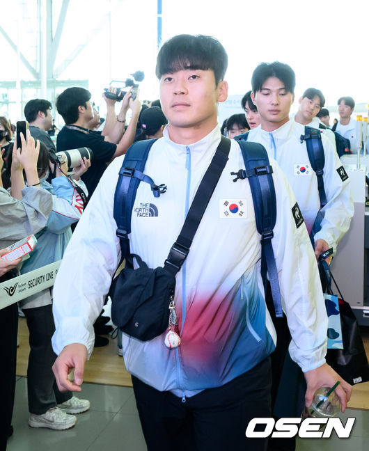 [OSEN=인천공항, 이대선 기자] 류지현 감독이 이끄는 한국 야구대표팀이 18일 오전 인천국제공항을 통해 출국했다.결전지인 일본 나고야로 향하는 대표팀은 19일과 20일 현지 적응 훈련을 거쳐 21일 대만과 조별예선 1차전을 치른다.박영현이 출국장으로 이동하고 있다. 2026.09.18 /sunday@osen.co.kr