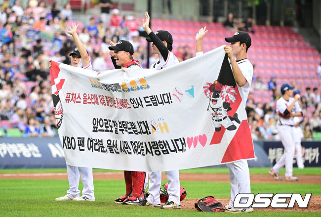 [OSEN=잠실, 최규한 기자] 10일 서울 잠실야구장에서 ‘2026 신한 SOL KBO 올스타 프라이데이’가 열렸다.올스타 프라이데이인 오늘(10일)은 '넥스트레벨 매치'가 가장 먼저 열렸다. 지난해 넥스트 레벨 트레이닝 캠프를 수료한 고교 2학년 유망주들이 참가해 2028 KBO 신인드래프트를 앞둔 차세대 스타들의 기량을 선보였다. 이어 북부리그와 남부리그가 맞붙는 퓨처스 올스타전이 펼쳐진다. 경기 종료 후에는 팬 투표로 선정된 거포 8명이 출전하는 홈런 더비가 펼쳐진다.4회초를 앞두고 울산웨일즈 퓨처스 올스타 선수들이 인사를 전하고 있다. 2026.07.10 / dreamer@osen.co.kr