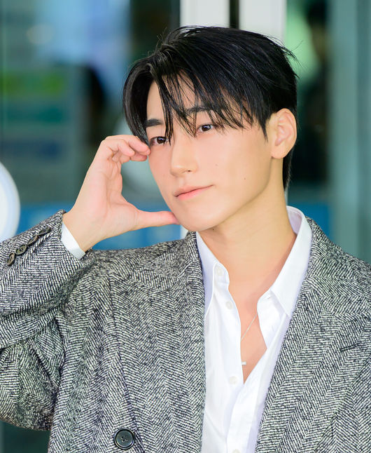 [OSEN=지형준 기자] 에이티즈 산이 21일 해외 일정에 참석하기 위해 인천국제공항을 통해 이탈리아 밀라노로 출국했다.산은 럭셔리 브랜드 행사에 참석할 예정이다.에이티즈 산이 출국장으로 향하고 있다. 2026.09.21 / jpnews@osen.co.kr