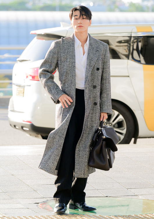 [OSEN=지형준 기자] 에이티즈 산이 21일 해외 일정에 참석하기 위해 인천국제공항을 통해 이탈리아 밀라노로 출국했다.산은 럭셔리 브랜드 행사에 참석할 예정이다.에이티즈 산이 출국장으로 향하고 있다. 2026.09.21 / jpnews@osen.co.kr