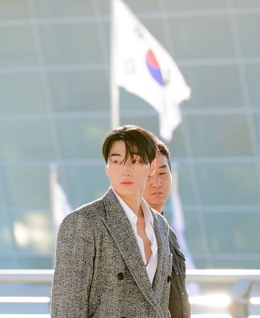 [OSEN=지형준 기자] 에이티즈 산이 21일 해외 일정에 참석하기 위해 인천국제공항을 통해 이탈리아 밀라노로 출국했다.산은 럭셔리 브랜드 행사에 참석할 예정이다.에이티즈 산이 출국장으로 향하고 있다. 2026.09.21 / jpnews@osen.co.kr