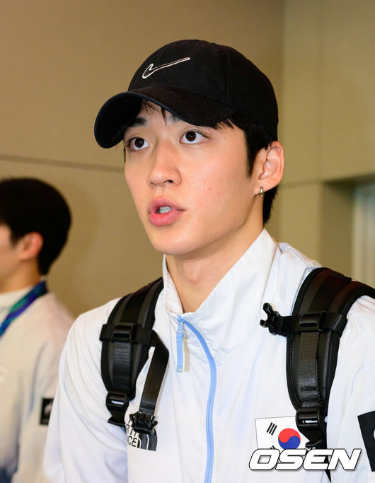 [OSEN=지형준 기자] 2026 아이치-나고야 아시안게임에서 금메달을 획득한 대한민국 남자농구대표팀이 21일 인천국제공항을 통해 입국했다.니콜라이스 마줄스 감독이 이끄는 대한민국 남자농구대표팀은 20일 일본 나고야 IG 아레나에서 열린 2026 아이치·나고야 아시안게임 남자농구 결승에서 개최국 일본을 65-57로 꺾었다. 2014 인천 아시안게임 이후 12년 만의 정상 탈환이다. 한국은 아시안게임 역사상 처음으로 성사된 남자농구 결승 한일전에서 개최국 일본을 제압하며 통산 다섯 번째 금메달을 목에 걸었다.농구대표팀 여준석이 인터뷰를 하고 있다. 2026.09.21 / jpnews@osen.co.kr