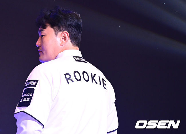 [OSEN=최규한 기자] 21일 오후 서울 잠실동 롯데호텔 월드 크리스탈볼룸에서 ‘2027 KBO 신인드래프트’가 열렸다.이번 신인드래프트는 2025시즌 순위의 역순에 따라 키움 히어로즈, 두산 베어스, KIA 타이거즈, 롯데 자이언츠, KT 위즈, NC 다이노스, 삼성 라이온즈, SSG 랜더스, 한화 이글스, LG 트윈스 순서로 1라운드부터 11라운드까지 지명할 수 있다.최지만이 전제 15순위로 KT 위즈에 지명된 뒤 기념촬영을 갖고 있다. 2026.09.21 / dreamer@osen.co.kr