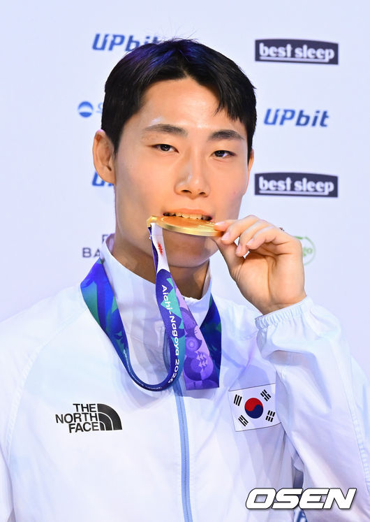 [OSEN=나고야(일본), 박준형 기자]  21일 일본 나고야 코리아하우스에서 남자 여자 근대5종, 테크볼 금메달리스트 기자회견이 진행됐다.이날 행사에는 김성진 총감독과 이종현, 서창완, 전웅태, 성승민, 테크볼 이준석, 이용섭 감독이 참석했다. 테크볼 금메달리스트 이준석이 포즈를 취하고 있다. 2026.09.21 / soul1014@osen.co.kr