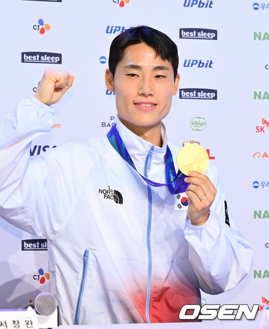 [OSEN=나고야(일본), 박준형 기자]  21일 일본 나고야 코리아하우스에서 남자 여자 근대5종, 테크볼 금메달리스트 기자회견이 진행됐다.이날 행사에는 김성진 총감독과 이종현, 서창완, 전웅태, 성승민, 테크볼 이준석, 이용섭 감독이 참석했다. 테크볼 금메달리스트 이준석이 포즈를 취하고 있다. 2026.09.21 / soul1014@osen.co.kr