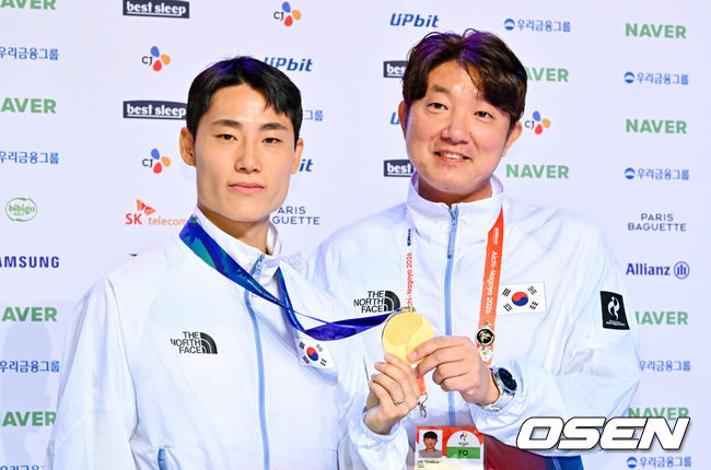 [OSEN=나고야(일본), 박준형 기자]  21일 일본 나고야 코리아하우스에서 남자 여자 근대5종, 테크볼 금메달리스트 기자회견이 진행됐다.이날 행사에는 김성진 총감독과 이종현, 서창완, 전웅태, 성승민, 테크볼 이준석, 이용섭 감독이 참석했다. 테크볼 이준석과 이용섭 감독이 포즈를 취하고 있다. 2026.09.21 / soul1014@osen.co.kr