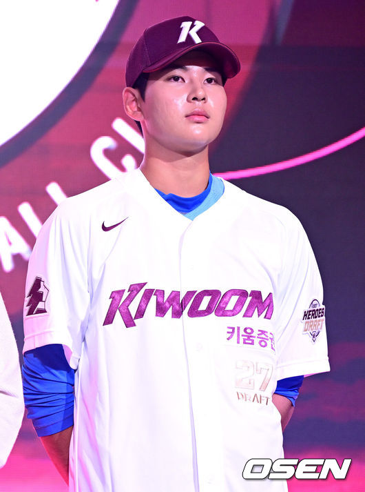 [OSEN=최규한 기자] 21일 오후 서울 잠실동 롯데호텔 월드 크리스탈볼룸에서 ‘2027 KBO 신인드래프트’가 열렸다.이번 신인드래프트는 2025시즌 순위의 역순에 따라 키움 히어로즈, 두산 베어스, KIA 타이거즈, 롯데 자이언츠, KT 위즈, NC 다이노스, 삼성 라이온즈, SSG 랜더스, 한화 이글스, LG 트윈스 순서로 1라운드부터 11라운드까지 지명할 수 있다.부산고 하현승이 키움 1라운드 전체 1번에 지명된 뒤 기념촬영을 하고 있다. 2026.09.21 / dreamer@osen.co.kr
