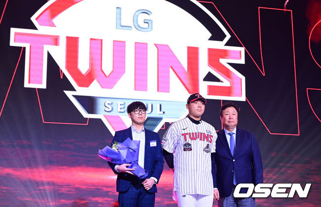 [OSEN=최규한 기자] 21일 오후 서울 잠실동 롯데호텔 월드 크리스탈볼룸에서 ‘2027 KBO 신인드래프트’가 열렸다.이번 신인드래프트는 2025시즌 순위의 역순에 따라 키움 히어로즈, 두산 베어스, KIA 타이거즈, 롯데 자이언츠, KT 위즈, NC 다이노스, 삼성 라이온즈, SSG 랜더스, 한화 이글스, LG 트윈스 순서로 1라운드부터 11라운드까지 지명할 수 있다.인창고 윤예성이 LG 1라운드에 지명된 뒤 차명석 단장과 기념촬영을 하고 있다. 2026.09.21 / dreamer@osen.co.kr