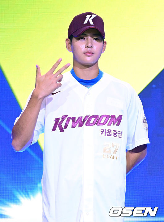 [OSEN=최규한 기자] 21일 오후 서울 잠실동 롯데호텔 월드 크리스탈볼룸에서 ‘2027 KBO 신인드래프트’가 열렸다.이번 신인드래프트는 2025시즌 순위의 역순에 따라 키움 히어로즈, 두산 베어스, KIA 타이거즈, 롯데 자이언츠, KT 위즈, NC 다이노스, 삼성 라이온즈, SSG 랜더스, 한화 이글스, LG 트윈스 순서로 1라운드부터 11라운드까지 지명할 수 있다.키움 1라운드 전체 1순위 하현승이 기념촬영을 하고 있다. 2026.09.21 / dreamer@osen.co.kr