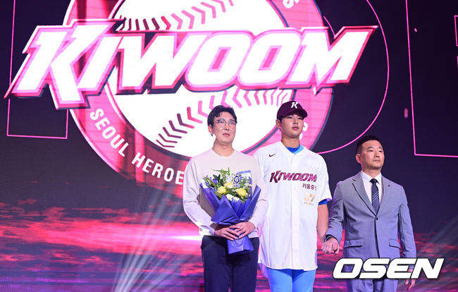[OSEN=최규한 기자] 21일 오후 서울 잠실동 롯데호텔 월드 크리스탈볼룸에서 ‘2027 KBO 신인드래프트’가 열렸다.이번 신인드래프트는 2025시즌 순위의 역순에 따라 키움 히어로즈, 두산 베어스, KIA 타이거즈, 롯데 자이언츠, KT 위즈, NC 다이노스, 삼성 라이온즈, SSG 랜더스, 한화 이글스, LG 트윈스 순서로 1라운드부터 11라운드까지 지명할 수 있다.부산고 하현승이 전체 1번으로 키움 히어로즈에 지명된 뒤 허승필 단장과 기념촬영을 하고 있다. 2026.09.21 / dreamer@osen.co.kr