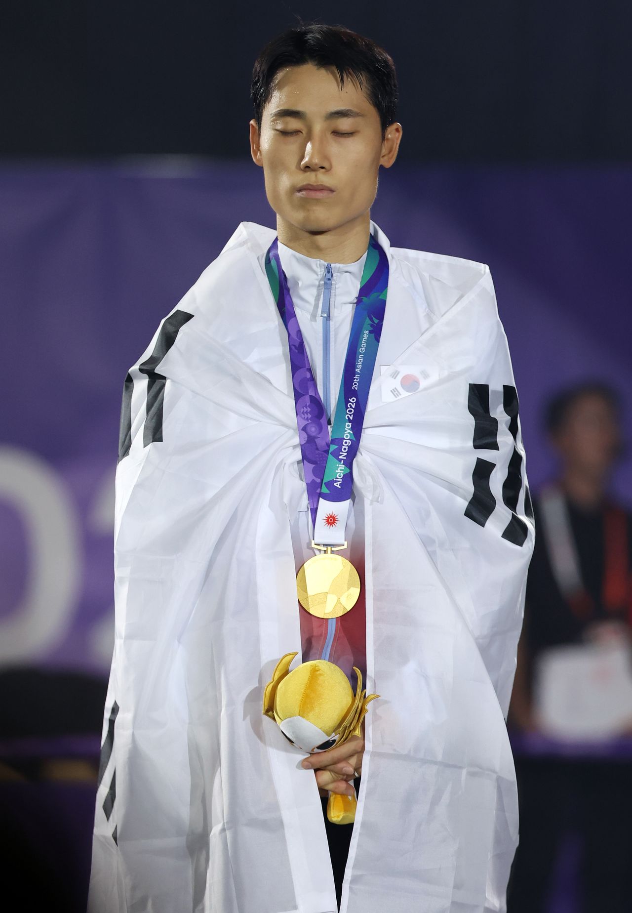 20일 일본 나고야 히가시 스포츠센터에서 열린 2026 아이치·나고야 아시안게임 테크볼 남자 단식 결승전에서 이라크 알리 자릴 메제르 알엘라야위에게 승리해 금메달을 획득한 이준석이 시상대에서 잠시 눈을 감고 있다. 연합뉴스
