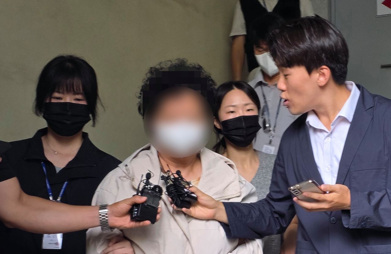 11세 아동을 학대해 숨지게 한 혐의(아동학대치사)를 받고 있는 천안의 한 교회 목사 A 씨(60대)가 지난달 14일 충청남도 천안시 동남구 천안동남경찰서 유치장에서 검찰로 송치되고 있다. 뉴스1