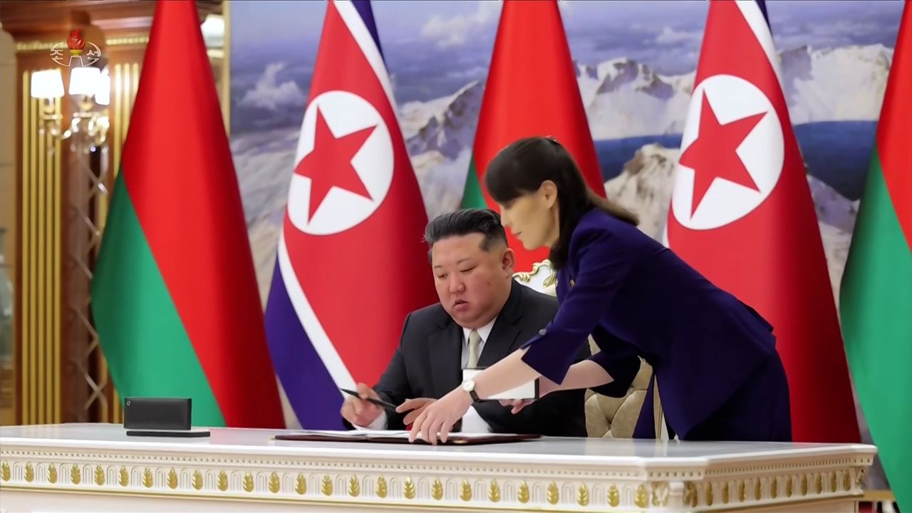 김정은 북한 국무위원장이 지난 3월 26일 평양에서 알렉산드르 루카셴코 벨라루스 대통령과 양국 간 '친선 및 협조에 관한 조약'에 서명했다고 조선중앙TV가 27일 보도했다. 김여정 당 총무부장이 옆에서 보조하고 있다. 조선중앙TV 캡처, 연합뉴스