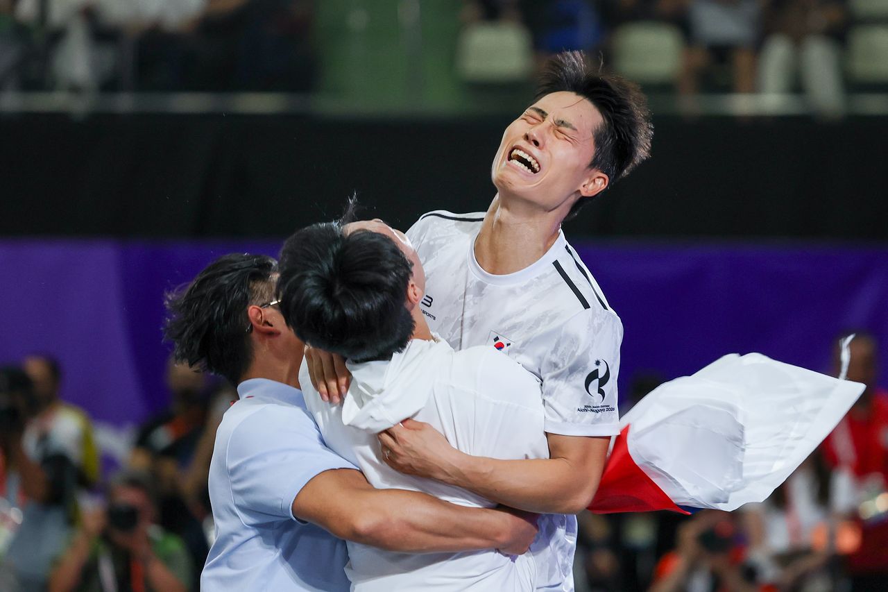 한국 테크볼 사상 첫 국제종합스포츠대회 메달리스트가 된 이준석이 20일 일본 나고야 히가시 스포츠센터에서 열린 2026 아이치·나고야 아시안게임 테크볼 남자 단식 결승전에서 금메달 확정 후 눈물을 흘리고 있다. 뉴스1