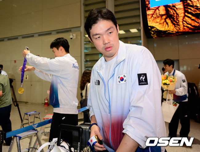 [OSEN=지형준 기자] 2026 아이치-나고야 아시안게임에서 금메달을 획득한 대한민국 남자농구대표팀이 21일 인천국제공항을 통해 입국했다.니콜라이스 마줄스 감독이 이끄는 대한민국 남자농구대표팀은 20일 일본 나고야 IG 아레나에서 열린 2026 아이치·나고야 아시안게임 남자농구 결승에서 개최국 일본을 65-57로 꺾었다. 2014 인천 아시안게임 이후 12년 만의 정상 탈환이다. 한국은 아시안게임 역사상 처음으로 성사된 남자농구 결승 한일전에서 개최국 일본을 제압하며 통산 다섯 번째 금메달을 목에 걸었다.농구대표팀 이승현이 입국장을 나서고 있다. 2026.09.21 / jpnews@osen.co.kr
