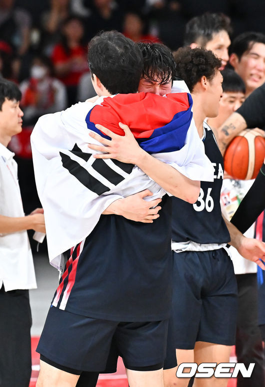 [OSEN=나고야(일본), 박준형 기자] 대한민국 남자농구대표팀이 개최국 일본을 꺾고 12년 만에 아시아 정상으로 돌아왔다. 아시안게임 남자농구 역사상 처음 열린 결승 한일전의 승자는 한국이었다.니콜라스 마줄스 감독이 이끄는 한국은 20일 일본 나고야 IG 아레나에서 열린 2026 아이치·나고야 아시안게임 남자농구 결승에서 일본을 65-57로 제압했다.금메달 확정 후 이현중이 눈물을 보이고 있다.  2026.09.20 / soul1014@osen.co.kr