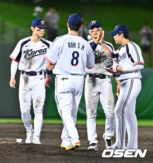 [OSEN=오카자키(일본), 박준형 기자]  류지현호가 에이스 곽빈을 앞세워 운명의 조별예선 첫 경기를 완승으로 장식했다.류지현 감독이 이끄는 한국 야구대표팀은 21일 일본 아이치현 오카자키 중앙종합공원 야구장에서 열린 2026 아이치-나고야 아시안게임 대만과 B조 조별예선 1차전에서 5-0으로 승리했다.경기종료 후 김도영과 김주원, 박준순, 노시환이 승리의 기쁨을 나누고 있다.    2026.09.21 / soul1014@osen.co.kr