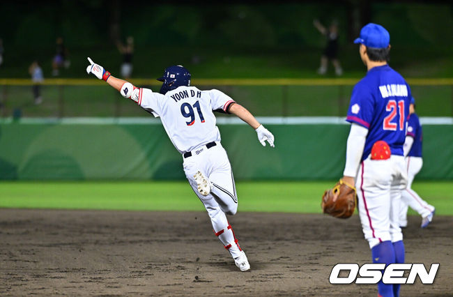 [OSEN=오카자키(일본), 박준형 기자]  21일 오후 일본 아이치현 오카자키 중앙종합공원 야구장에서 2026 아이치-나고야 아시안게임 한국과 대만의 B조 조별예선 1차전이 진행됐다.대회 5연패에 도전하는 한국 야구대표팀은 KBO리그를 대표하는 토종 에이스 곽빈을 선발로 내세웠다. 8회말 대타 윤동희가 솔로홈런을 날리고 베이스를 돌고 있다.  2026.09.21 / soul1014@osen.co.kr