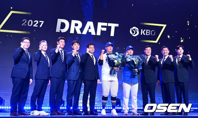[OSEN=최규한 기자] 21일 오후 서울 잠실동 롯데호텔 월드 크리스탈볼룸에서 ‘2027 KBO 신인드래프트’가 열렸다.이번 신인드래프트는 2025시즌 순위의 역순에 따라 키움 히어로즈, 두산 베어스, KIA 타이거즈, 롯데 자이언츠, KT 위즈, NC 다이노스, 삼성 라이온즈, SSG 랜더스, 한화 이글스, LG 트윈스 순서로 1라운드부터 11라운드까지 지명할 수 있다.삼성 1차지명 광주진흥고 김민훈을 비롯한 드래프트 지명자들과 이종열 단장을 비롯한 구단 관계자들이 기념촬영을 하고 있다. 2026.09.21 / dreamer@osen.co.kr
