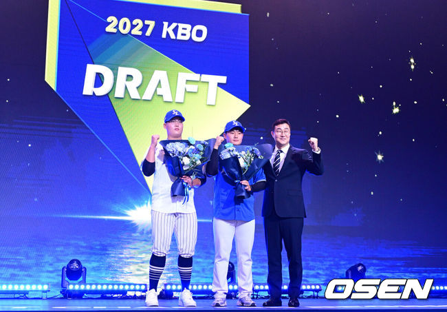 [OSEN=최규한 기자] 21일 오후 서울 잠실동 롯데호텔 월드 크리스탈볼룸에서 ‘2027 KBO 신인드래프트’가 열렸다.이번 신인드래프트는 2025시즌 순위의 역순에 따라 키움 히어로즈, 두산 베어스, KIA 타이거즈, 롯데 자이언츠, KT 위즈, NC 다이노스, 삼성 라이온즈, SSG 랜더스, 한화 이글스, LG 트윈스 순서로 1라운드부터 11라운드까지 지명할 수 있다.삼성 1차지명 광주진흥고 김민훈을 비롯한 드래프트 지명자들과 이종열 단장이 기념촬영을 하고 있다. 2026.09.21 / dreamer@osen.co.kr