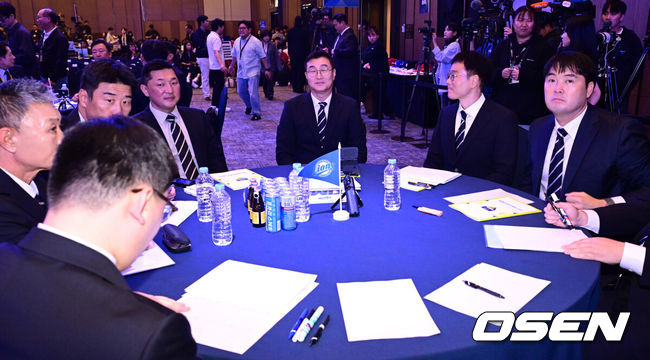 [OSEN=최규한 기자] 21일 오후 서울 잠실동 롯데호텔 월드 크리스탈볼룸에서 ‘2027 KBO 신인드래프트’가 열렸다.이번 신인드래프트는 2025시즌 순위의 역순에 따라 키움 히어로즈, 두산 베어스, KIA 타이거즈, 롯데 자이언츠, KT 위즈, NC 다이노스, 삼성 라이온즈, SSG 랜더스, 한화 이글스, LG 트윈스 순서로 1라운드부터 11라운드까지 지명할 수 있다.삼성 이종열 단장과 관계자들이 드래프트를 준비하고 있다. 2026.09.21 / dreamer@osen.co.kr