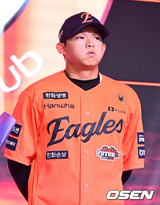 [OSEN=최규한 기자] 21일 오후 서울 잠실동 롯데호텔 월드 크리스탈볼룸에서 ‘2027 KBO 신인드래프트’가 열렸다.이번 신인드래프트는 2025시즌 순위의 역순에 따라 키움 히어로즈, 두산 베어스, KIA 타이거즈, 롯데 자이언츠, KT 위즈, NC 다이노스, 삼성 라이온즈, SSG 랜더스, 한화 이글스, LG 트윈스 순서로 1라운드부터 11라운드까지 지명할 수 있다.설악고 민주홍이 한화 1라운드에 지명된 뒤 기념촬영을 하고 있다. 2026.09.21 / dreamer@osen.co.kr