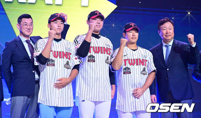 [OSEN=최규한 기자] 21일 오후 서울 잠실동 롯데호텔 월드 크리스탈볼룸에서 ‘2027 KBO 신인드래프트’가 열렸다.이번 신인드래프트는 2025시즌 순위의 역순에 따라 키움 히어로즈, 두산 베어스, KIA 타이거즈, 롯데 자이언츠, KT 위즈, NC 다이노스, 삼성 라이온즈, SSG 랜더스, 한화 이글스, LG 트윈스 순서로 1라운드부터 11라운드까지 지명할 수 있다.LG 1차지명 인창고 윤예성을 비롯한 드래프트 지명자들과 차명석 단장을 비롯한 구단 관계자들이 기념촬영을 하고 있다. 2026.09.21 / dreamer@osen.co.kr
