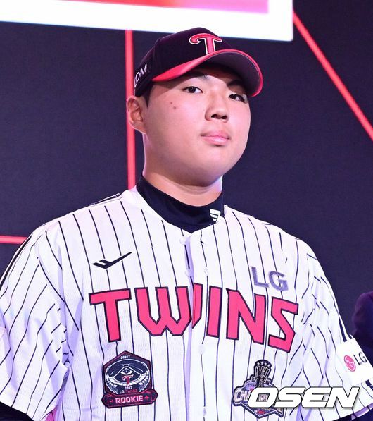 [OSEN=최규한 기자] 21일 오후 서울 잠실동 롯데호텔 월드 크리스탈볼룸에서 ‘2027 KBO 신인드래프트’가 열렸다.이번 신인드래프트는 2025시즌 순위의 역순에 따라 키움 히어로즈, 두산 베어스, KIA 타이거즈, 롯데 자이언츠, KT 위즈, NC 다이노스, 삼성 라이온즈, SSG 랜더스, 한화 이글스, LG 트윈스 순서로 1라운드부터 11라운드까지 지명할 수 있다.인창고 윤예성이 LG 1라운드에 지명된 뒤 기념촬영을 하고 있다. 2026.09.21 / dreamer@osen.co.kr