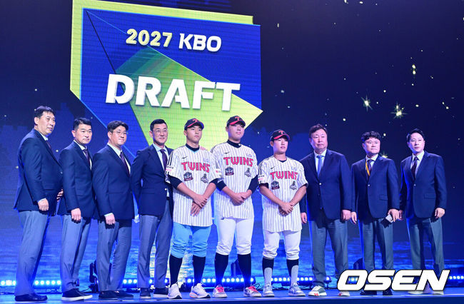 [OSEN=최규한 기자] 21일 오후 서울 잠실동 롯데호텔 월드 크리스탈볼룸에서 ‘2027 KBO 신인드래프트’가 열렸다.이번 신인드래프트는 2025시즌 순위의 역순에 따라 키움 히어로즈, 두산 베어스, KIA 타이거즈, 롯데 자이언츠, KT 위즈, NC 다이노스, 삼성 라이온즈, SSG 랜더스, 한화 이글스, LG 트윈스 순서로 1라운드부터 11라운드까지 지명할 수 있다.LG 1차지명 인창고 윤예성을 비롯한 드래프트 지명자들과 차명석 단장을 비롯한 구단 관계자들이 기념촬영을 하고 있다. 2026.09.21 / dreamer@osen.co.kr