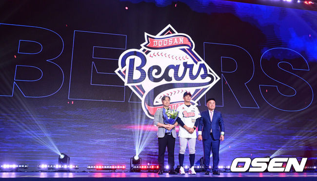 [OSEN=최규한 기자] 21일 오후 서울 잠실동 롯데호텔 월드 크리스탈볼룸에서 ‘2027 KBO 신인드래프트’가 열렸다.이번 신인드래프트는 2025시즌 순위의 역순에 따라 키움 히어로즈, 두산 베어스, KIA 타이거즈, 롯데 자이언츠, KT 위즈, NC 다이노스, 삼성 라이온즈, SSG 랜더스, 한화 이글스, LG 트윈스 순서로 1라운드부터 11라운드까지 지명할 수 있다.서울고 김지우가 전체 2번으로 두산 베어스에 지명된 뒤 김태룡 단장과 포즈를 취하고 있다. 2026.09.21 / dreamer@osen.co.kr