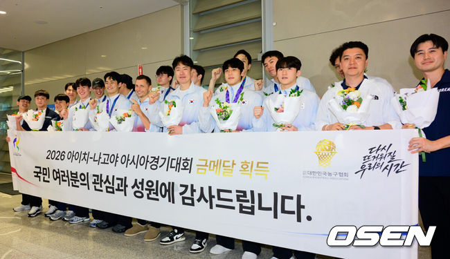 [OSEN=지형준 기자] 2026 아이치-나고야 아시안게임에서 금메달을 획득한 대한민국 남자농구대표팀이 21일 인천국제공항을 통해 입국했다.니콜라이스 마줄스 감독이 이끄는 대한민국 남자농구대표팀은 20일 일본 나고야 IG 아레나에서 열린 2026 아이치·나고야 아시안게임 남자농구 결승에서 개최국 일본을 65-57로 꺾었다. 2014 인천 아시안게임 이후 12년 만의 정상 탈환이다. 한국은 아시안게임 역사상 처음으로 성사된 남자농구 결승 한일전에서 개최국 일본을 제압하며 통산 다섯 번째 금메달을 목에 걸었다.농구대표팀 선수단이 포즈를 취하고 있다. 2026.09.21 / jpnews@osen.co.kr