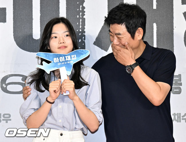 [OSEN=조은정 기자]영화 '하이재킹(김성한 감독)’ 쇼케이스 및 VIP 시사회 포토월 행사가 18일 오후 서울 강남구 메가박스 코엑스에서 열렸다.‘하이재킹’은 1971년 대한민국 상공, 여객기가 공중 납치되면서 벌어지는 극한의 상황을 담은 영화로, 오는 21일 개봉한다.배우 성동일(오른쪽)이 딸 성빈 양과 포즈를 취하고 있다. 2024.06.18 /cej@osen.co.kr