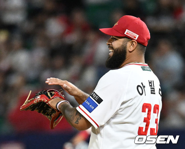 [OSEN=인천, 이대선 기자] 10일 인천 SSG랜더스필드 KBO리그 SSG 랜더스와 한화 이글스의 경기가 열렸다.SSG는 아빌라, 한화는 박준영을 선발로 내세웠다.5회초 1사에서 SSG 아빌라가 호수비를 펼친 정준재를 향해 환호하고 있다. 2026.09.10 /sunday@osen.co.kr