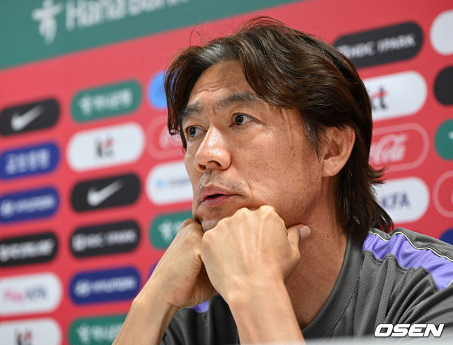 [OSEN=사포판(멕시코), 이대선 기자] 홍명보 감독이 이끄는 대한민국 축구국가대표팀이 26일(한국시각) 멕시코 과달라하라 인근 사포판의 치바스 베르데 바예에서 훈련을 진행했다.대한민국은 1승 2패(승점 3)로 조 3위에 머물렀다. 자력으로 32강에 오를 기회를 놓쳤고, 이제는 다른 조 경기 결과를 기다려야 하는 처지가 됐다.훈련에 앞서 대한민국 홍명보 감독이 인터뷰를 하고 있다. 2026.06.26 /sunday@osen.co.kr