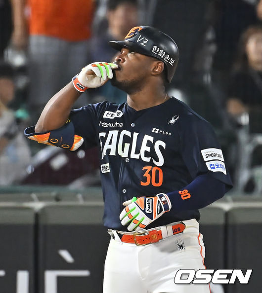 [OSEN=부산, 이석우 기자] 5일 부산 사직야구장에서 2026 신한 SOL KBO 리그 롯데 자이언츠와 한화 이글스의 경기가 열렸다. 홈팀 롯데는 나균안이, 방문팀 한화는 황준서가 선발 출전했다.한화 이글스 페라자가 8회초 무사 1루 우익수 뒤 펜스 맞추는 2루타를 치고 2루수 실책에 3루까지 진루, 세리머니를 하고 있다. 2026.09.05 / foto0307@osen.co.kr