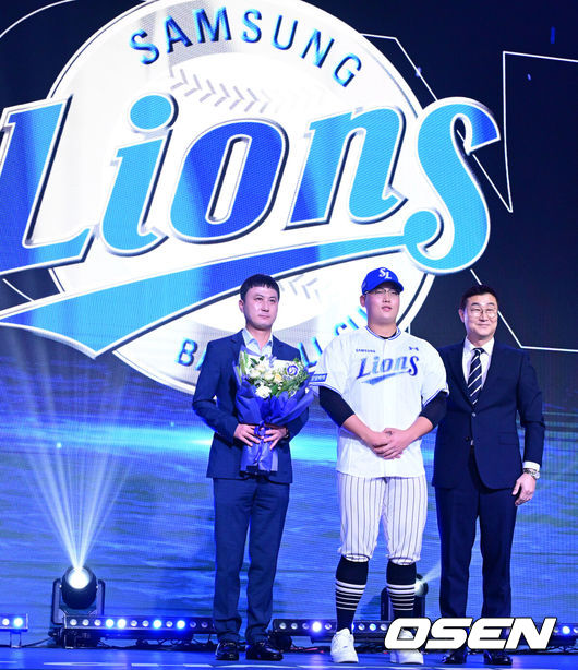 [OSEN=최규한 기자] 21일 오후 서울 잠실동 롯데호텔 월드 크리스탈볼룸에서 ‘2027 KBO 신인드래프트’가 열렸다.이번 신인드래프트는 2025시즌 순위의 역순에 따라 키움 히어로즈, 두산 베어스, KIA 타이거즈, 롯데 자이언츠, KT 위즈, NC 다이노스, 삼성 라이온즈, SSG 랜더스, 한화 이글스, LG 트윈스 순서로 1라운드부터 11라운드까지 지명할 수 있다.광주진흥고 김민훈이 삼성 1라운드에 지명된 뒤 이종열 단장과 기념촬영을 하고 있다. 2026.09.21 / dreamer@osen.co.kr