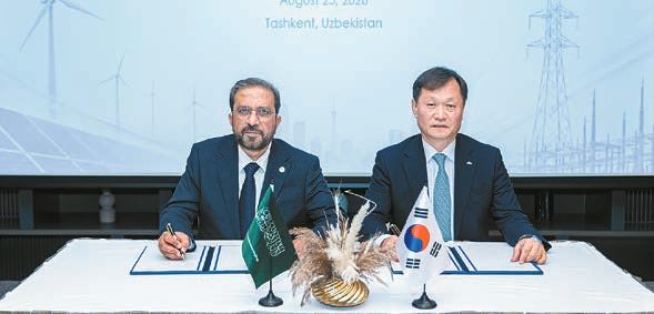 이정복 서부발전 사장(오른쪽)과 사우디아라비아 에너지기업 아크와의 아비드 말릭 중앙아시아 대표가 협약서에 서명하고 있다.   [사진 한국서부발전]