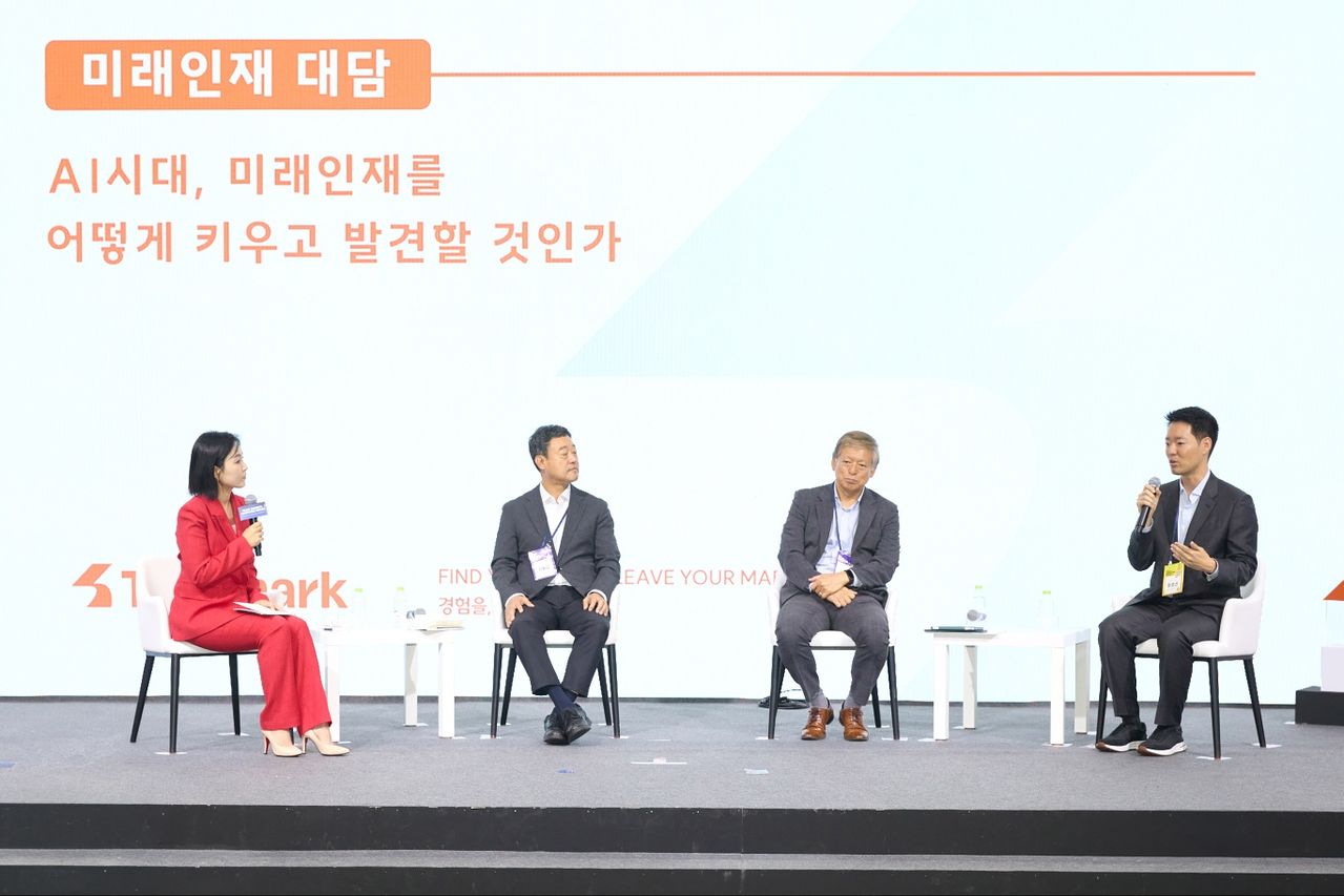 22일 서울 코엑스에서 대한상공회의소 주최로 열린 '사회적가치 페스타'에서 정경선(맨 오른쪽) 현대해상 CSO가 'AI시대 미래인재'를 주재로 대담하며 사회문제 해결형 인재 양성 사업인 '트레일마크'를 소개하고 있다. 