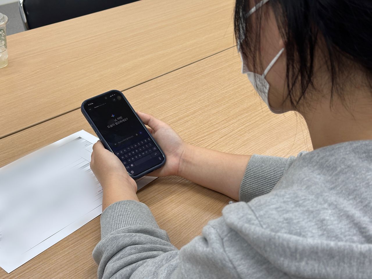 고등학교 1학년생 연희(17·가명)는 수시로 생성 AI 서비스를 이용한다고 설명했다. 한찬우 기자