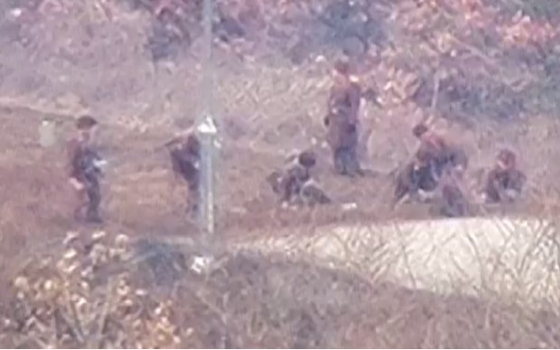(서울=뉴스1) = 합동참모본부는 북한이 4월경부터 북방한계선 등 전선지역 수 개소에서 다수병력을 투입해 경계력 보강 일환 불모지 조성, 지뢰매설, 전술도로 보강, 대전차 방벽으로 보이는 미상 구조물 설치 등 다양한 형태의 작업을 진행 중이라고 18일 밝혔다.  사진은 북한군 전선지역에서 지뢰매설하는 모습.(합참 제공) 2024.6.18/뉴스1