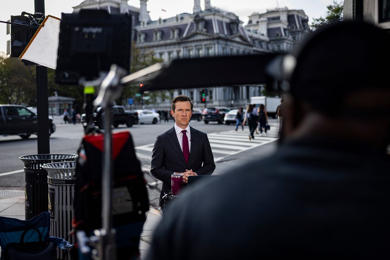 도널드 트럼프 미국 대통령이 MS NOW와 CNN, 폴리티코 기자들의 백악관 출입을 금지한 가운데 21일(현지시간) 워싱턴 백악관 밖에서 MS NOW의 본 힐리어드 기자가 현장 리포트를 하고 있다. 세 언론사는 백악관 경내 출입 자격을 되찾기 위해 트럼프 행정부를 상대로 소송을 제기했다. EPA=연합뉴스