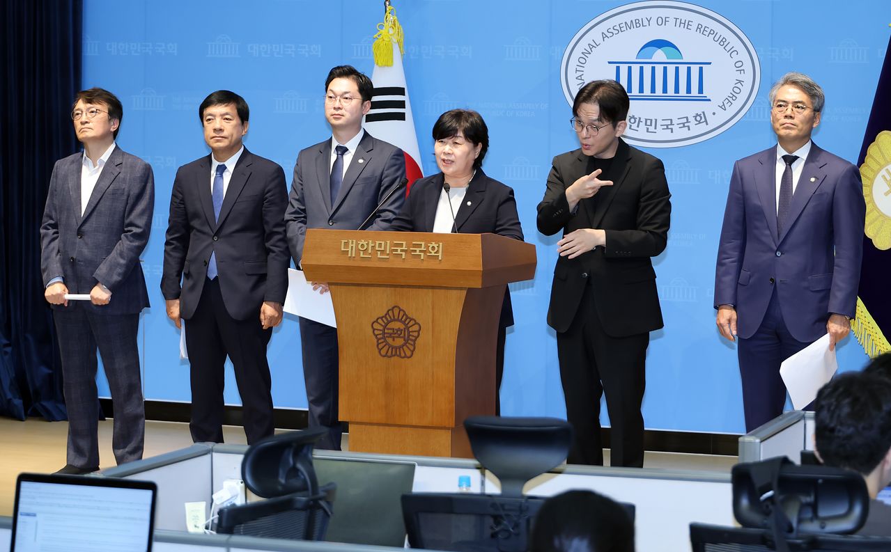  국회 법제사법위원회 서영교 위원장(왼쪽 네 번째)과 더불어민주당 위원들이 22일 국회 소통관에서 조희대 대법원장의 대법관 재제청 거부 관련, 조국혁신당ㆍ진보당 위원들과 함께한 입장을 밝히고 있다. 연합뉴스