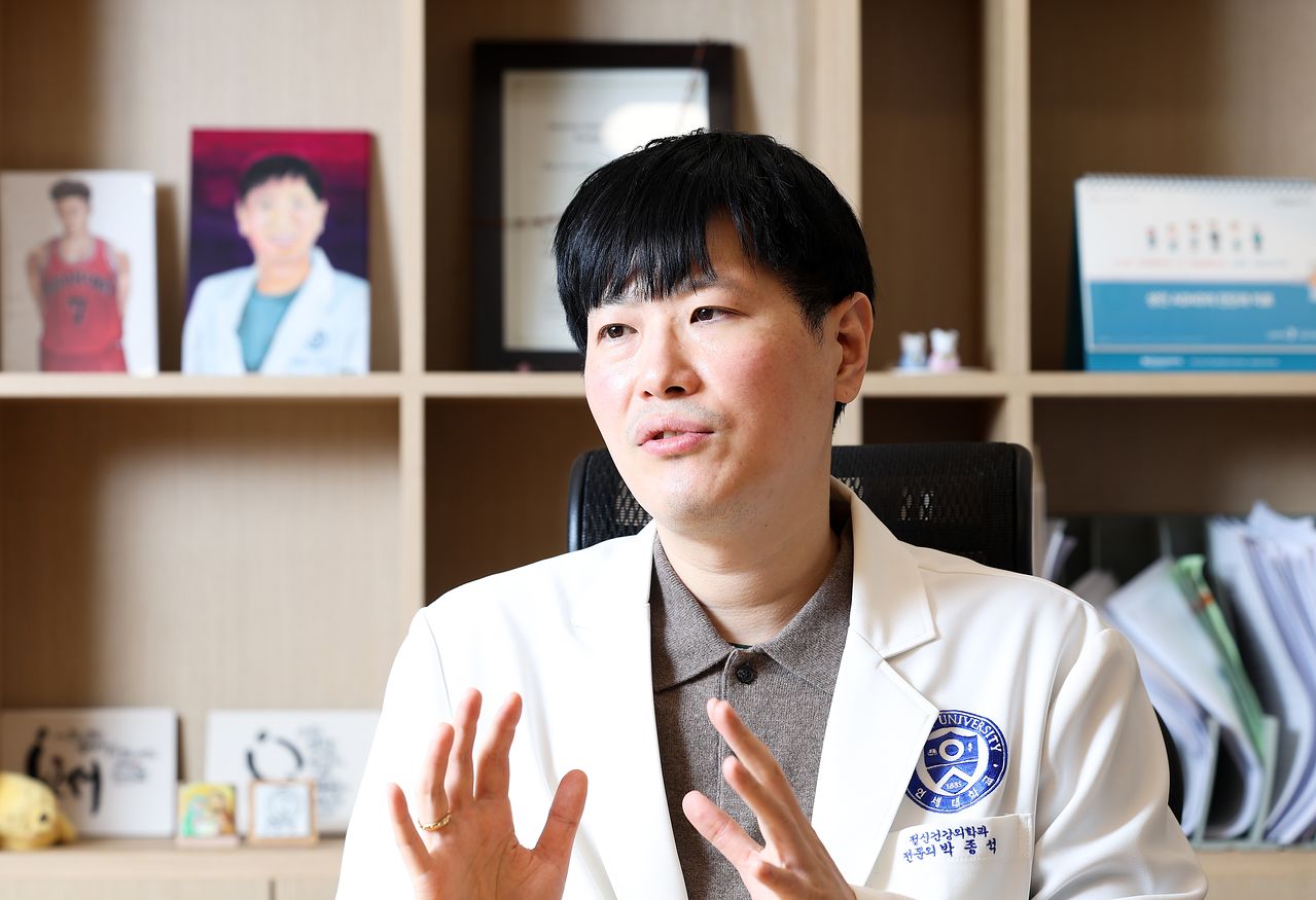 박종석 정신과 전문의가 30일 서울 구로구 연세봄정신건강의학과 내에서 ‘이혼 권하는 사회, 무엇이 문제인가’란 주제로 중앙일보와 인터뷰했다. 우상조 기자
