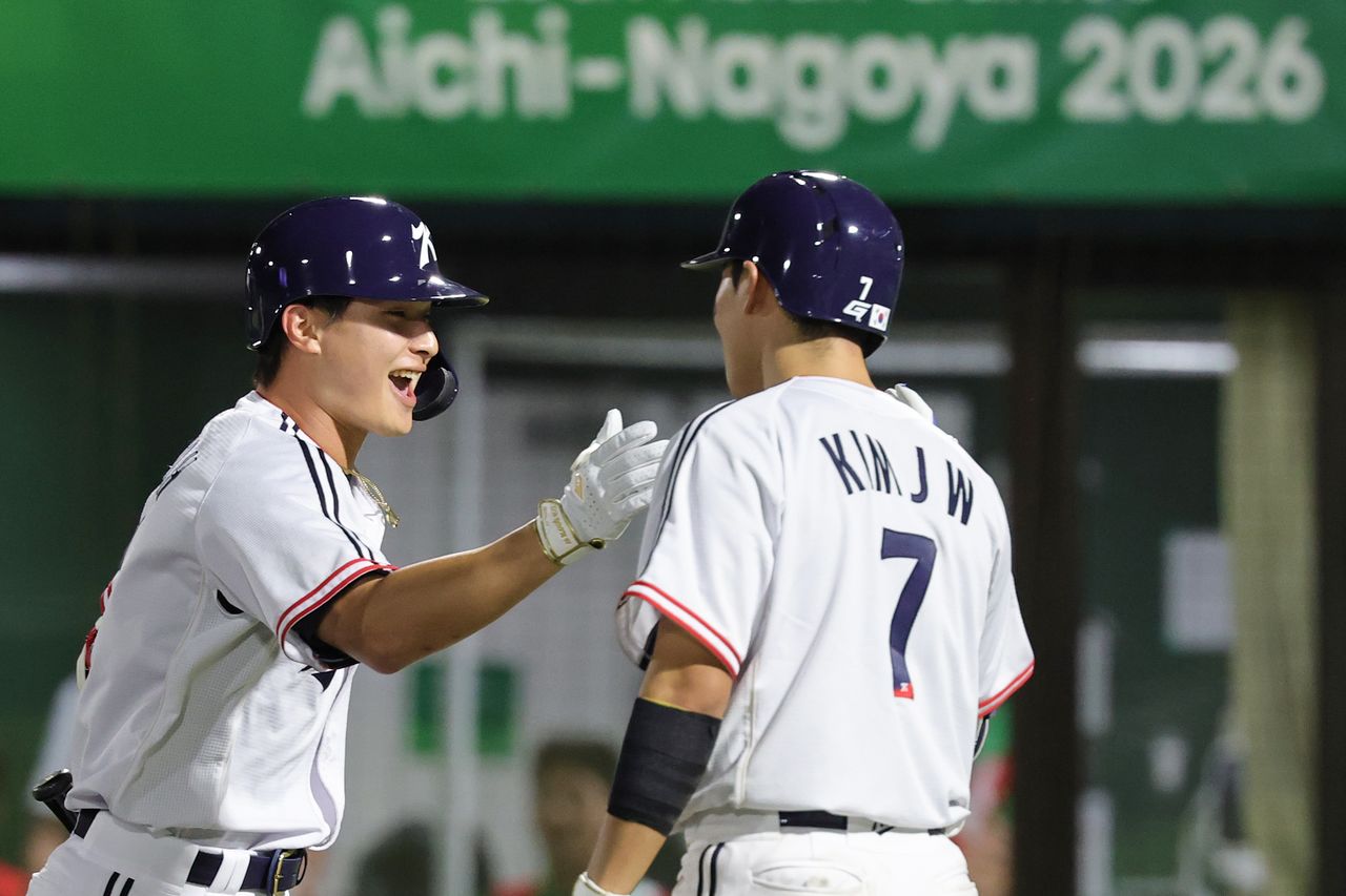21일 일본 아이치현 오카자키 중앙종합공원야구장에서 열린 2026 아이치·나고야 아시안게임 야구 B조 조별리그 1차전 대한민국과 대만의 경기.   8회말 2사 주자 없는 상황 대한민국 윤동희가 솔로홈런을 친 뒤 홈으로 들어오며 김주원과 함께 기뻐하고 있다. 연합뉴스