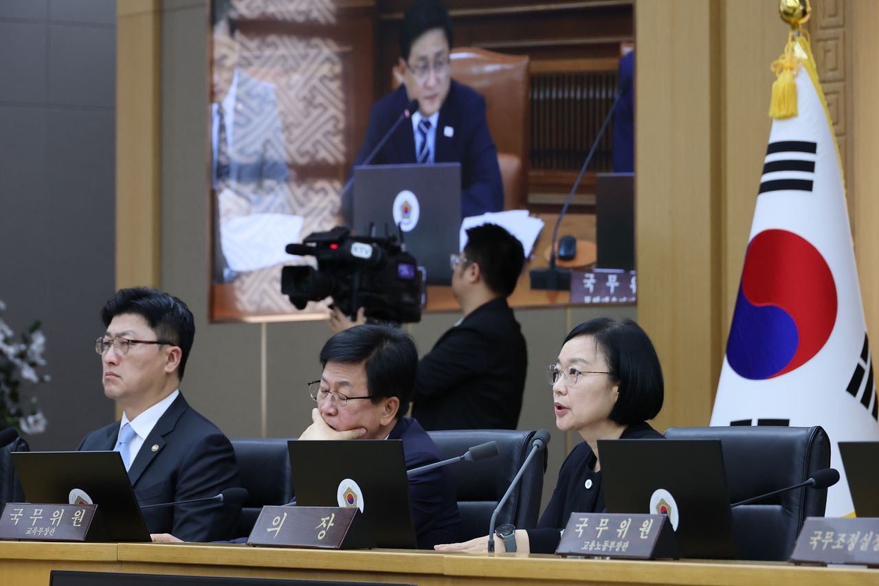 한성숙 국무총리가 22일 세종시 정부세종청사에서 열린 국무회의에서 김성환 기후에너지환경부 장관으로부터 원전공론화 추진계획에 대한 보고를 받고 있다.연합뉴스
